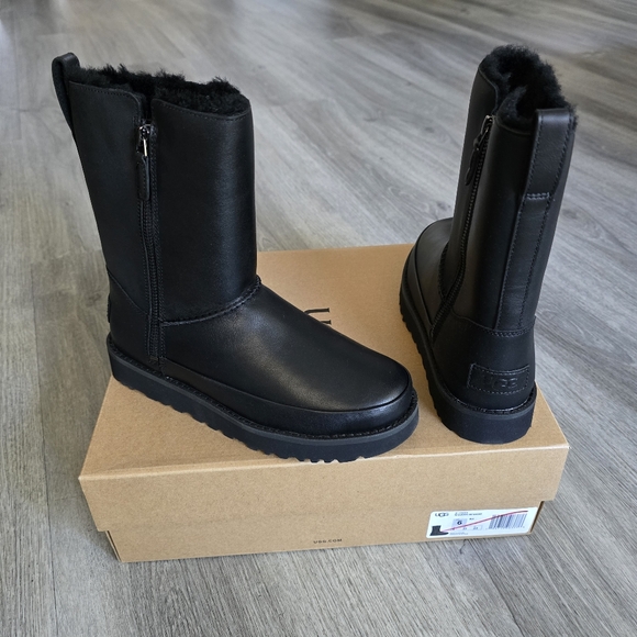 UGG Classic Zip Short Boot - Picture 1 of 9